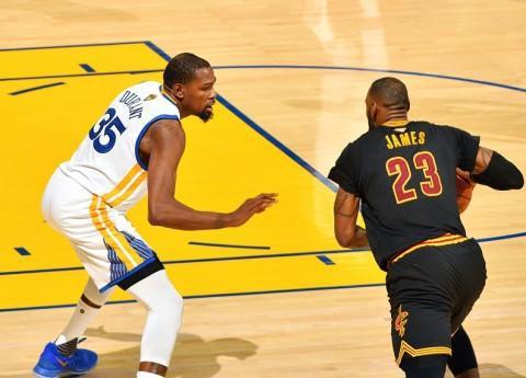 埃泽：丁丁是高水平足球思想家，这类球员是我自幼仰望的榜样（埃泽：丁丁拥有顶级足球智慧，这类球员从小便是我敬仰的典范）