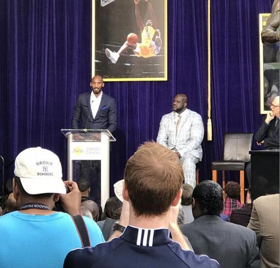 欧文突破两人防守完成得分（欧文摆脱双人夹击上篮得手）