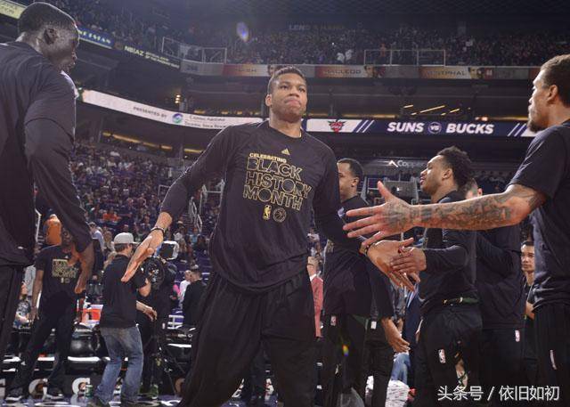 球星关键球命中后转身太霸气（球星命中关键一投后回身尽显霸气）